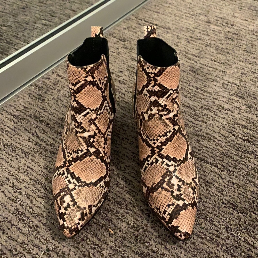 Pattern heel boots